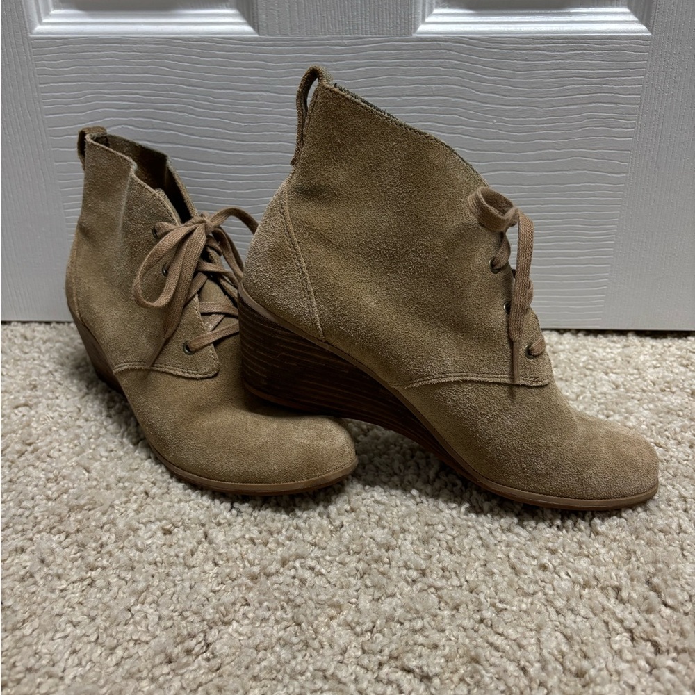 Timberland Women's Tan Suede wedge booties.